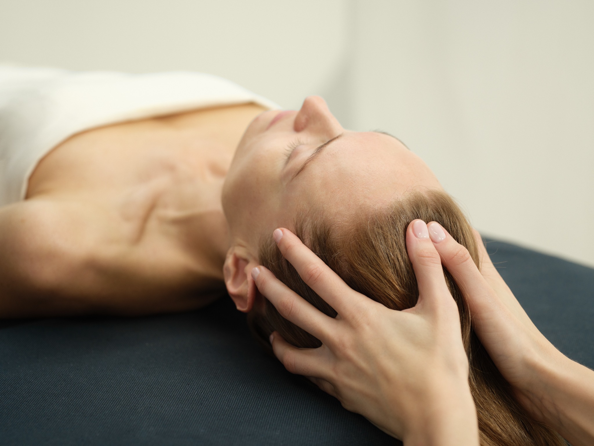 Entspannende Kopfmassage mit behutsamen Berührungen an der Kopfhaut