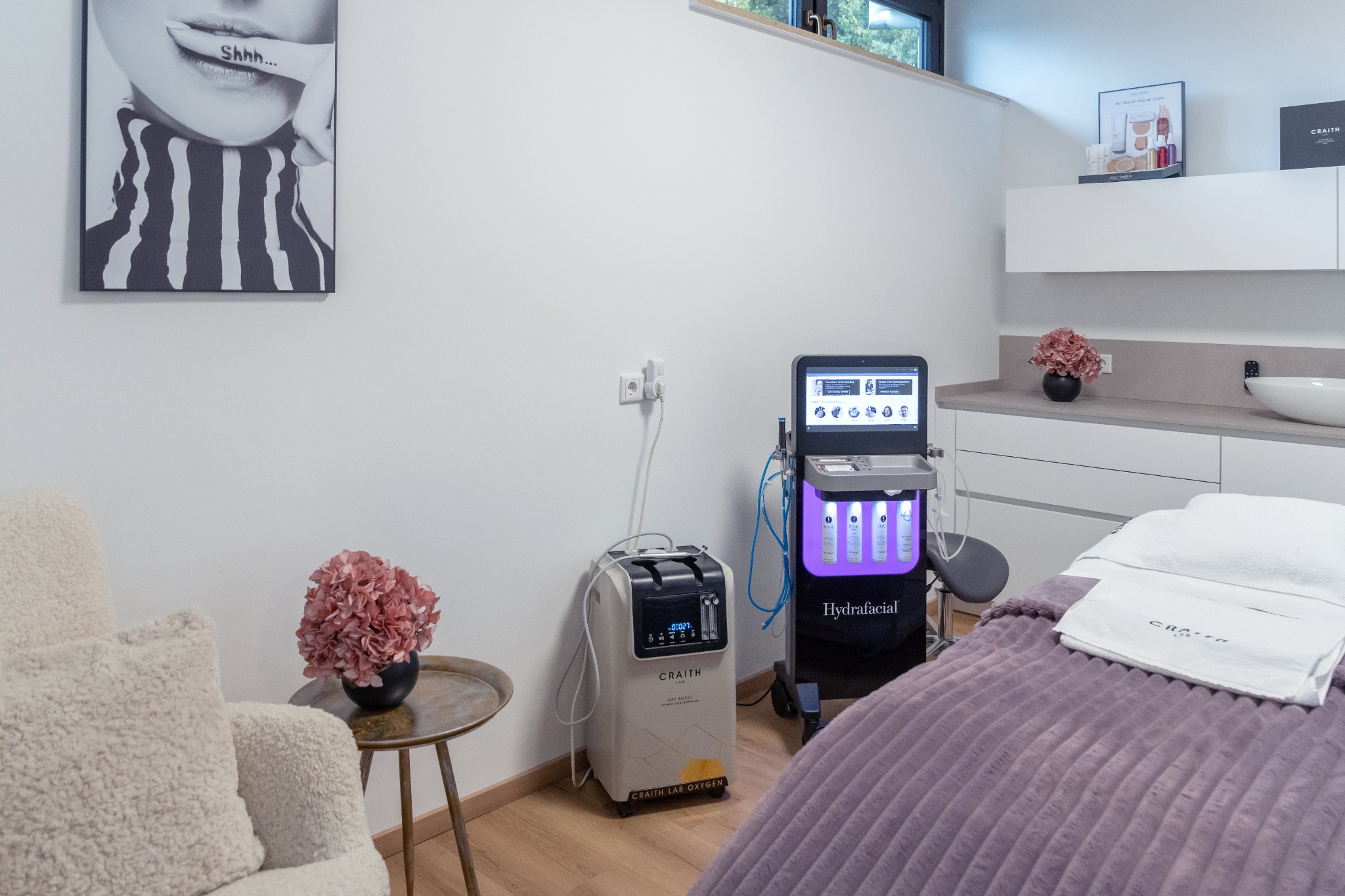 Beautyloft-Behandlungsraum mit Liege, Hydrafacial-Gerät und Craith-Sauerstoffgerät