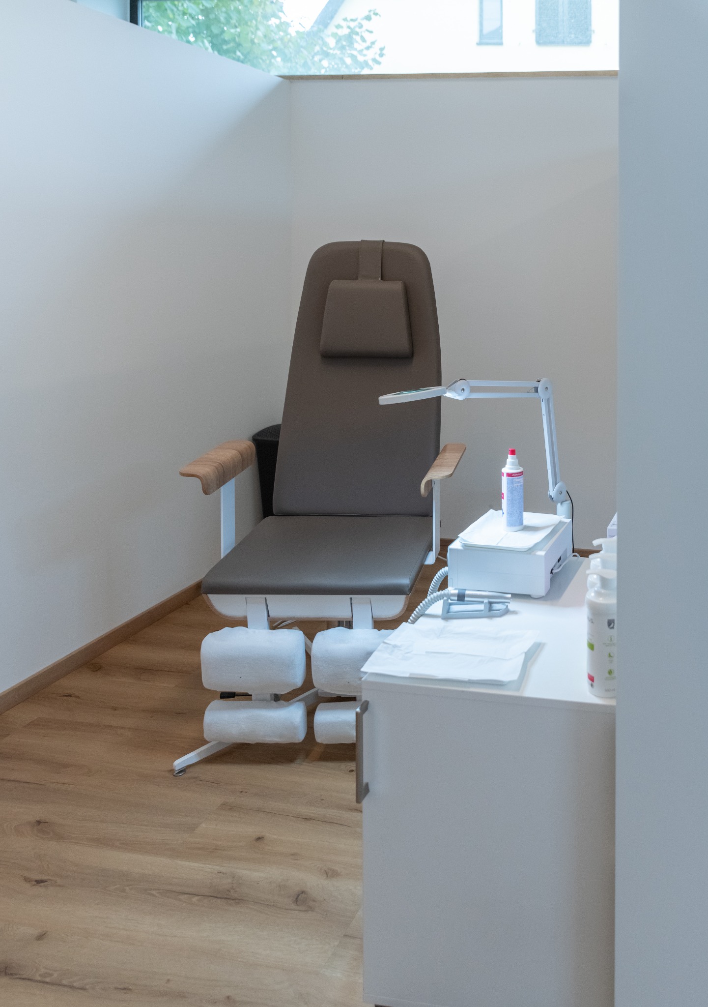 Unser taupefarbener Fußpflegestuhl im Beautyloft mit gepolsterten Fußstützen