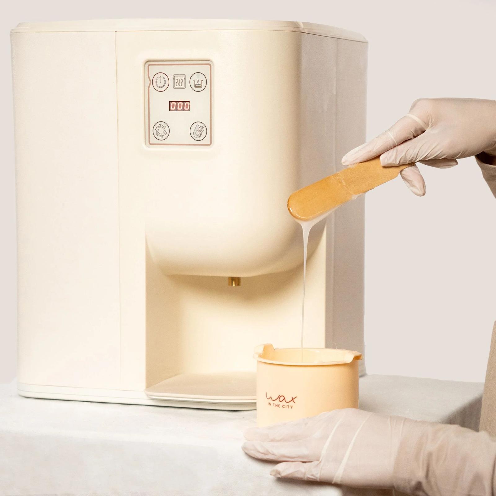 Waxing Station von Wax in the City beim frischen Abfüllen von PURE Wachs